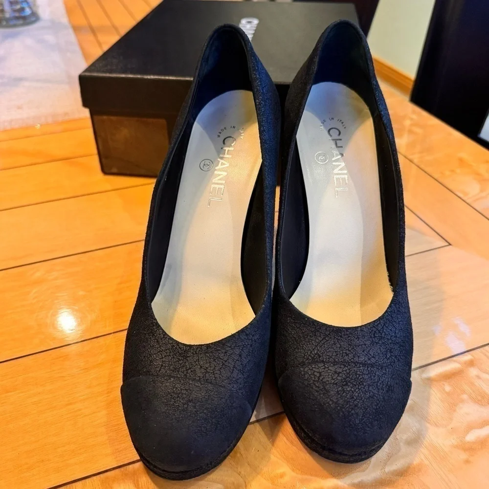 CHANEL CC interlocking black suede leather textured pumps heels sz 41.5 w box